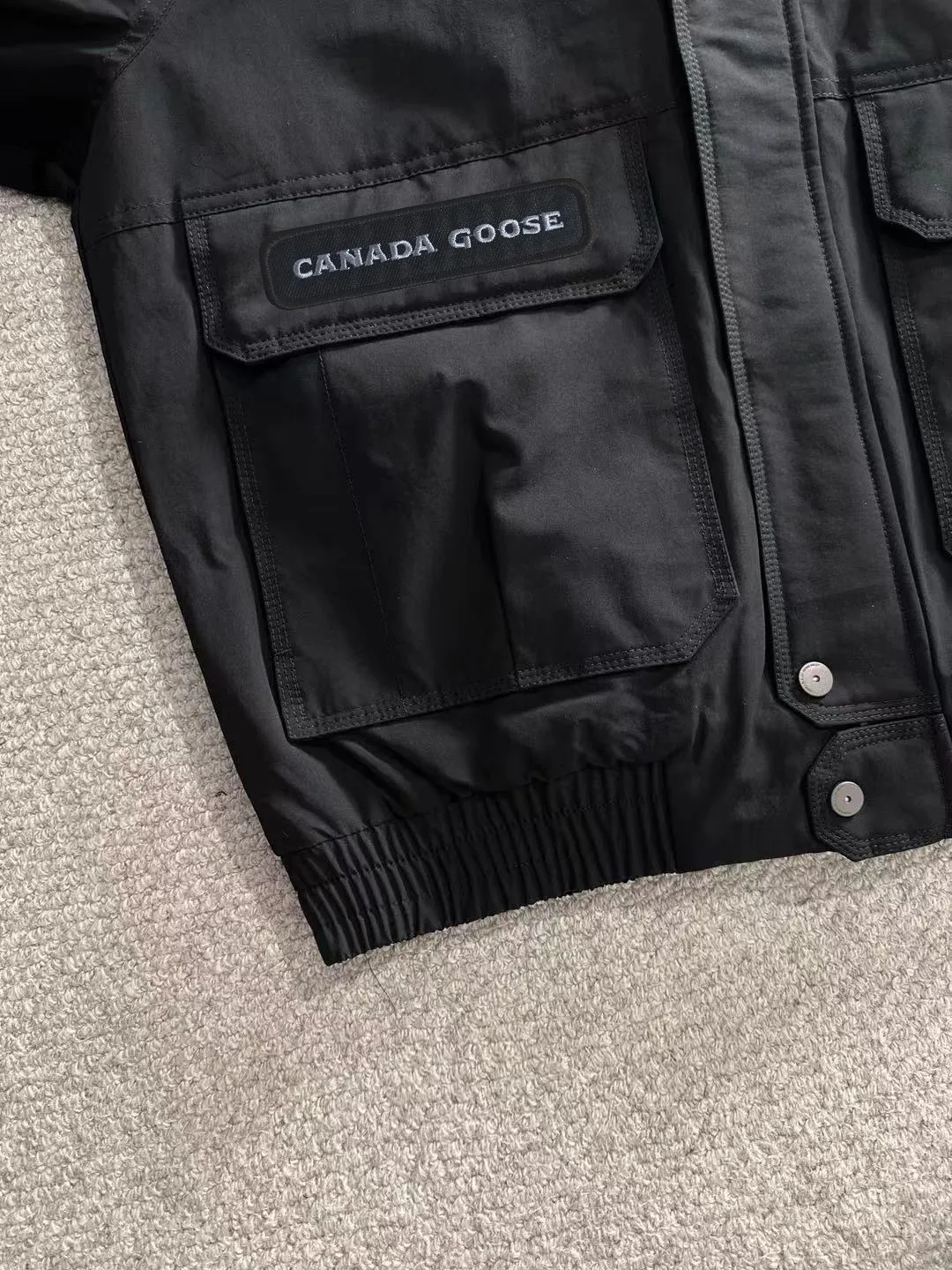 Two-day delivery time P960 Big Goose 🔥🔥 High-end customization 2025 winter official website's latest popular down jacket. Original custom-made hardware accessories for customers, all imported and original customization. Welcome to compare at the counter. Absolutely high quality. Use top-grade 90 white goose down. Super soft. Filled with fluffy and full feathers. Super heavy work. Fabric workmanship is excellent. The version is super perfect. Note⚠The fabric is super comfortable. Exclusive model. High-end quality. A must-have warm and protective artifact in winter. Size: M-3XL